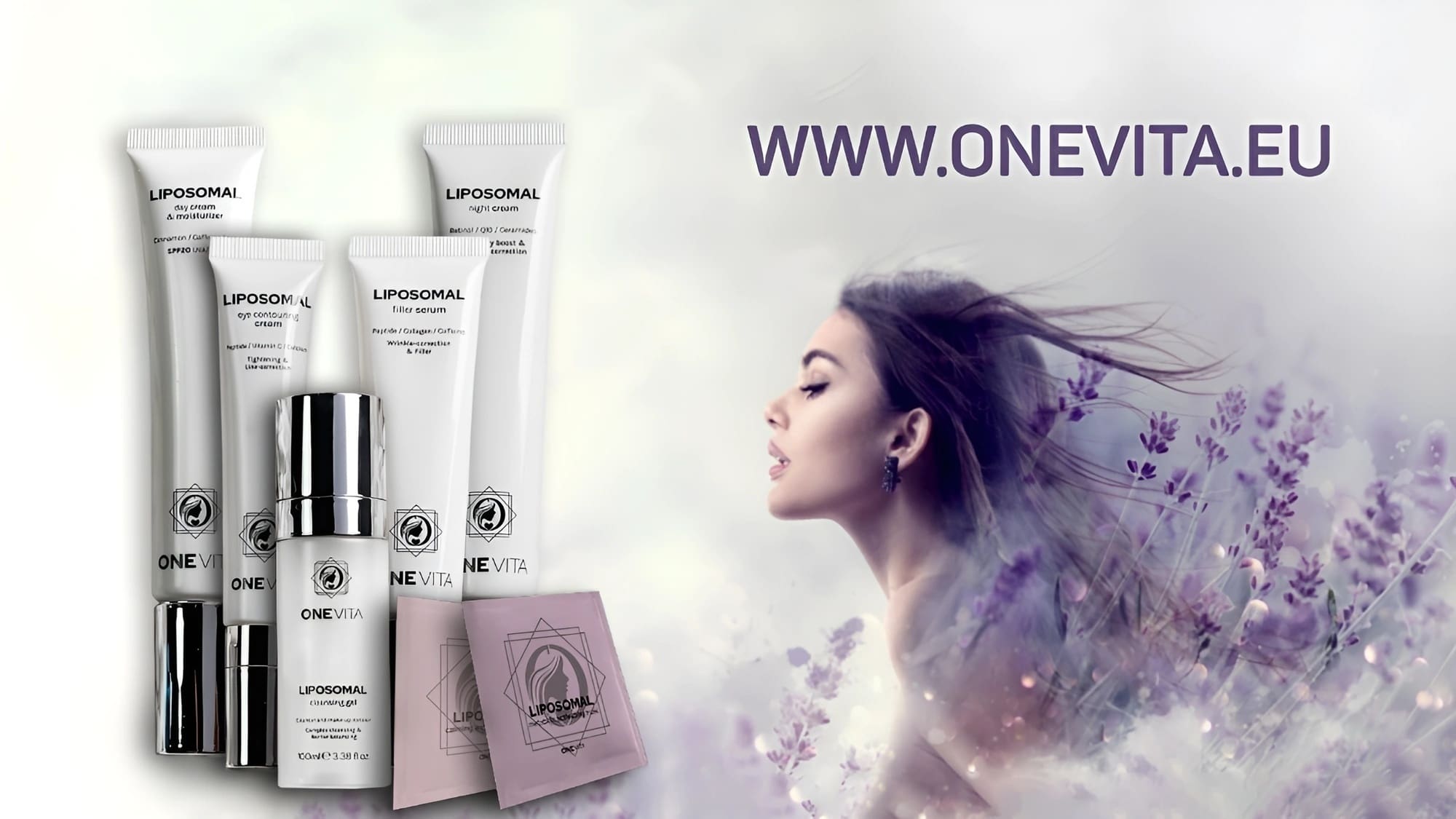 Ein verträumtes Weichzeichnerbild einer Frau neben fünf weißen ONEVITA Liposomen-Hautpflegeprodukten mit der neuen Aufschrift "Verpackung". Auf dem Hintergrund von nebligen Blumen mit europäischer Inspiration ist die Website "WWW.ONEVITA.EU" in fetten lila Buchstaben zu sehen.