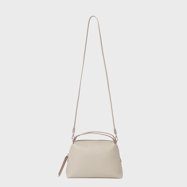 Die Umhängetasche GIANNI CHIARINI ALIFA aus italienischem Leder zeichnet sich durch ein minimalistisches Design, verstellbare Träger, kurze Henkel und ein Oberteil mit Reißverschluss aus.